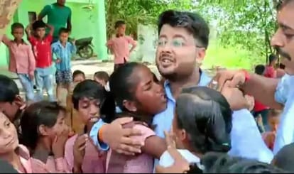 Government school student became emotional bitterly in teacher farewell event in Chandauli viral video