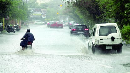 Thousands of vehicles stranded on Jammu-Srinagar highway, Amarnath Yatra affected, air service stalled in Vais