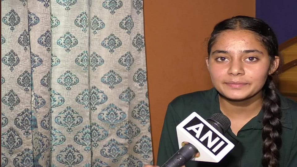 Jammu kashmir News : Daughter of daily wage laborer scored 99.8% marks in 10th board