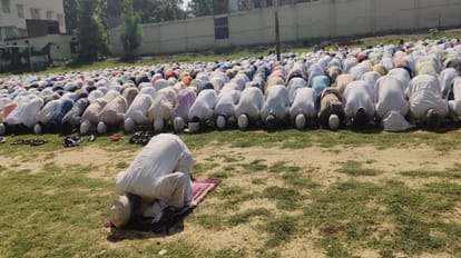 Aligarh News: होली पर मस्जिदों में नमाज के वक्त में होगा फेरबदल, आठ मार्च को शबे बरात और होली एक ही दिन नमाज प्रतीकात्मक