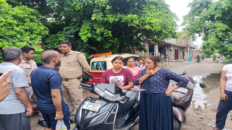 chain was looted from the woman leaving her daughter at school in agra crime news