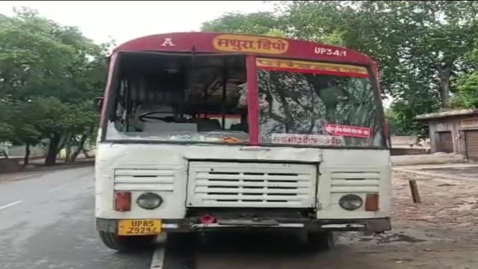 Dabang assaulted bus driver and also broke glass of bus Mathura news