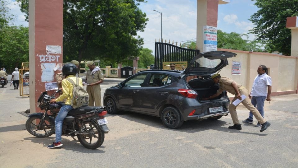 Rs 50 thousand reward for giving information about gangster who escaped from Agra court premises