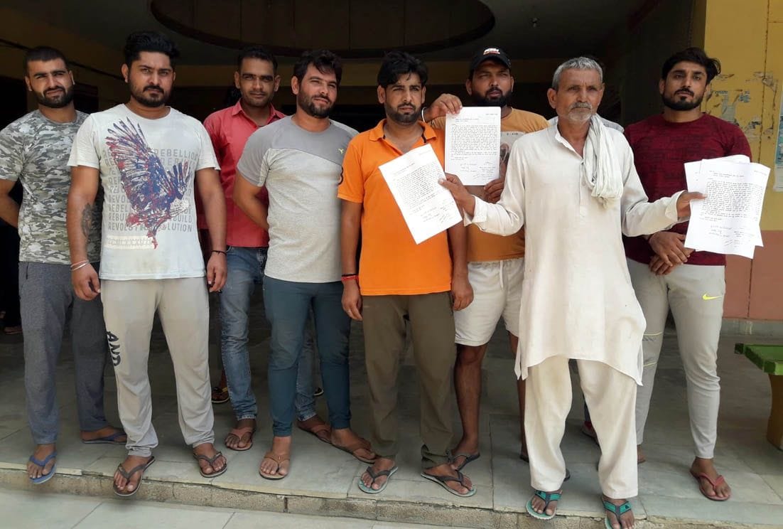Farmers protest in Tehsil against chemical-rich water
