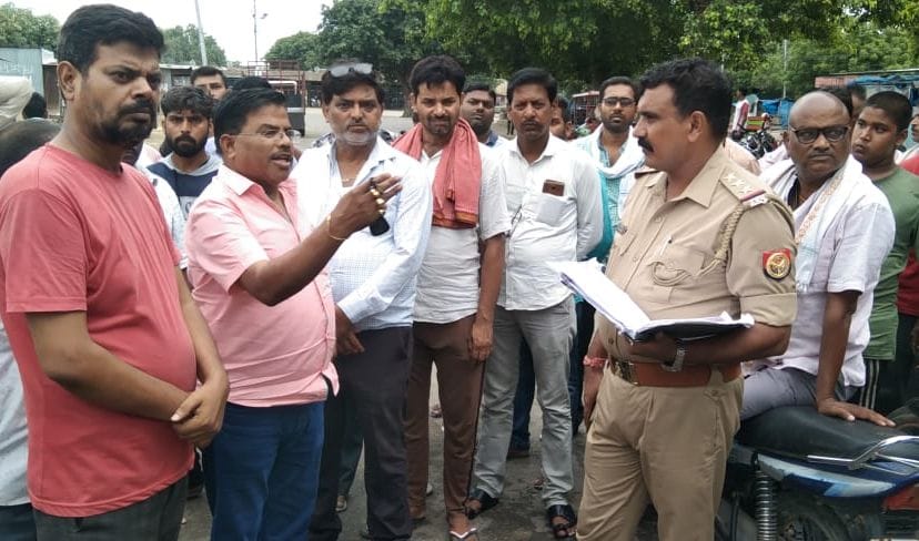 Hardoi, Bike riders ran away with cash-laden balls from the shop