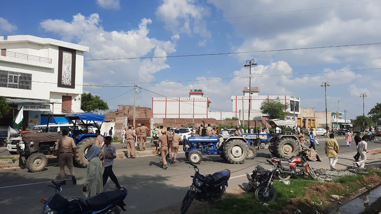 BKYU workers jammed the highway, police ran with sticks