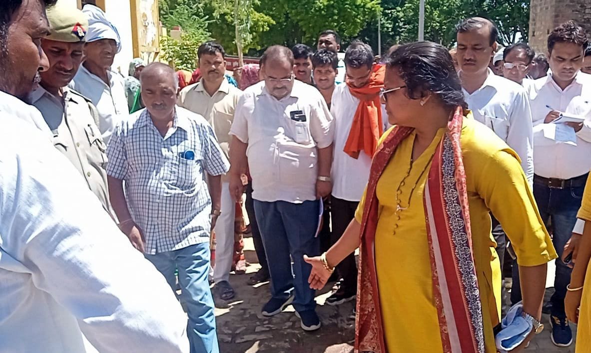 Kanpur Dehat : DM inspected Model Gram Panchayat Chhatni, expressed anger after seeing the mess