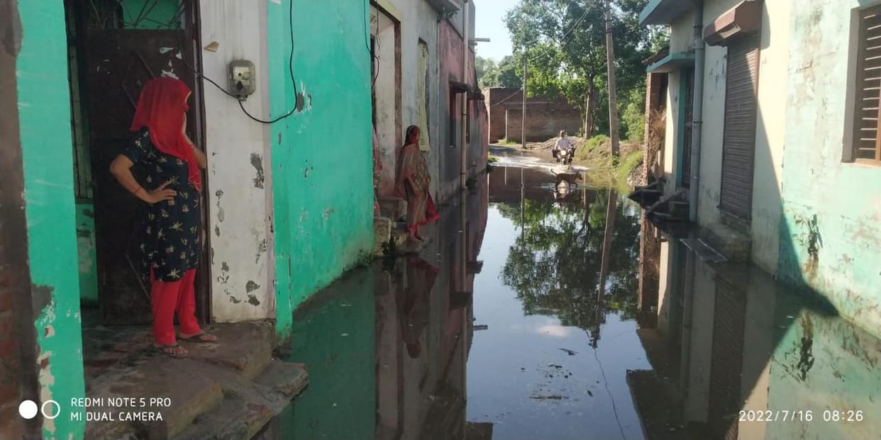 The dirty water of the population is filled on the road of Gadarhedi for ten days