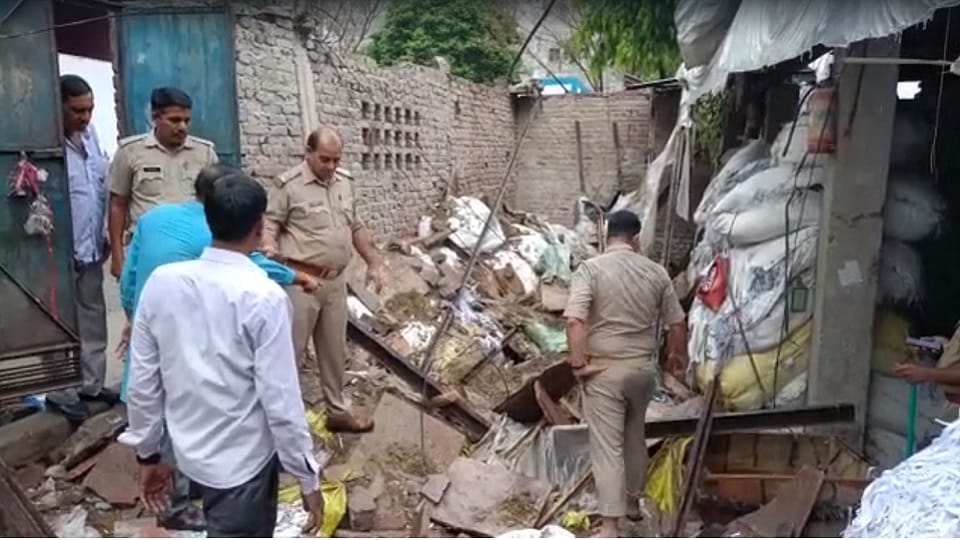 Ghaziabad A garter slab fell on the roof of a junk warehouse in Khoda eight people including six women injured