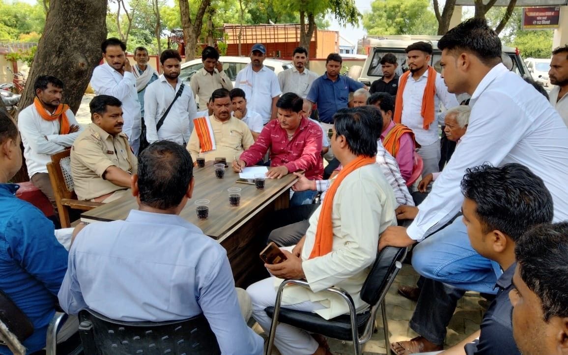 Hathras: Accused of harassment on the police, the head union surrounded the police station