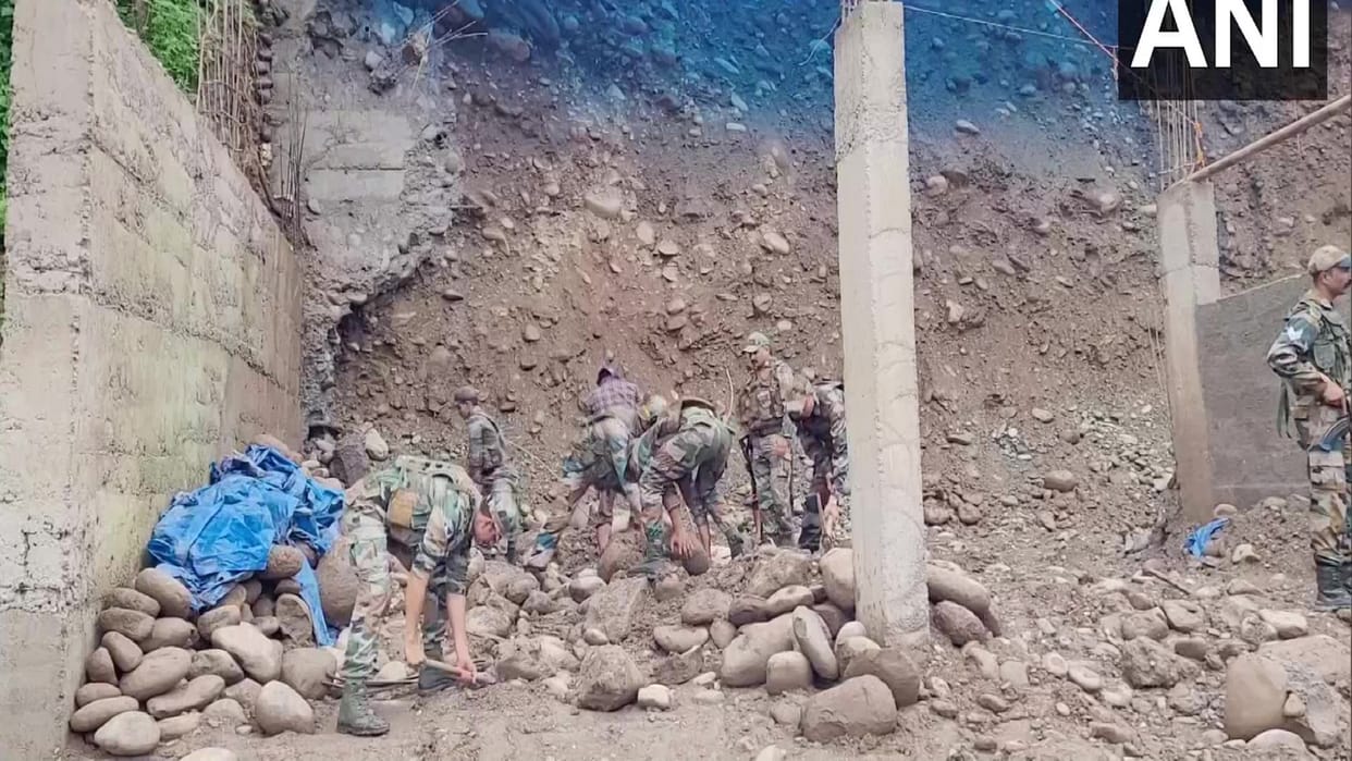 House collapsed due to heavy rain in Jammu and Kashmir Poonch, jawans helped the family in rebuilding the house