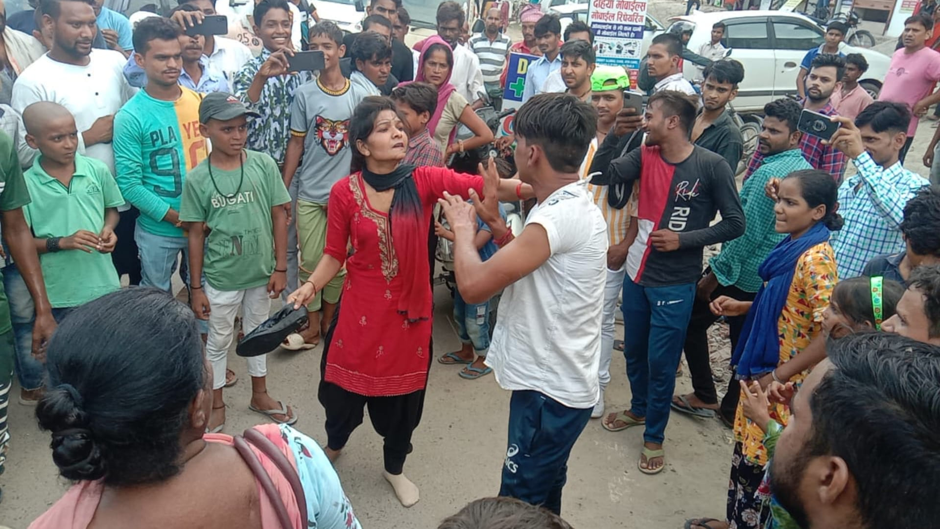 Woman beat up snatcher in Sonipat