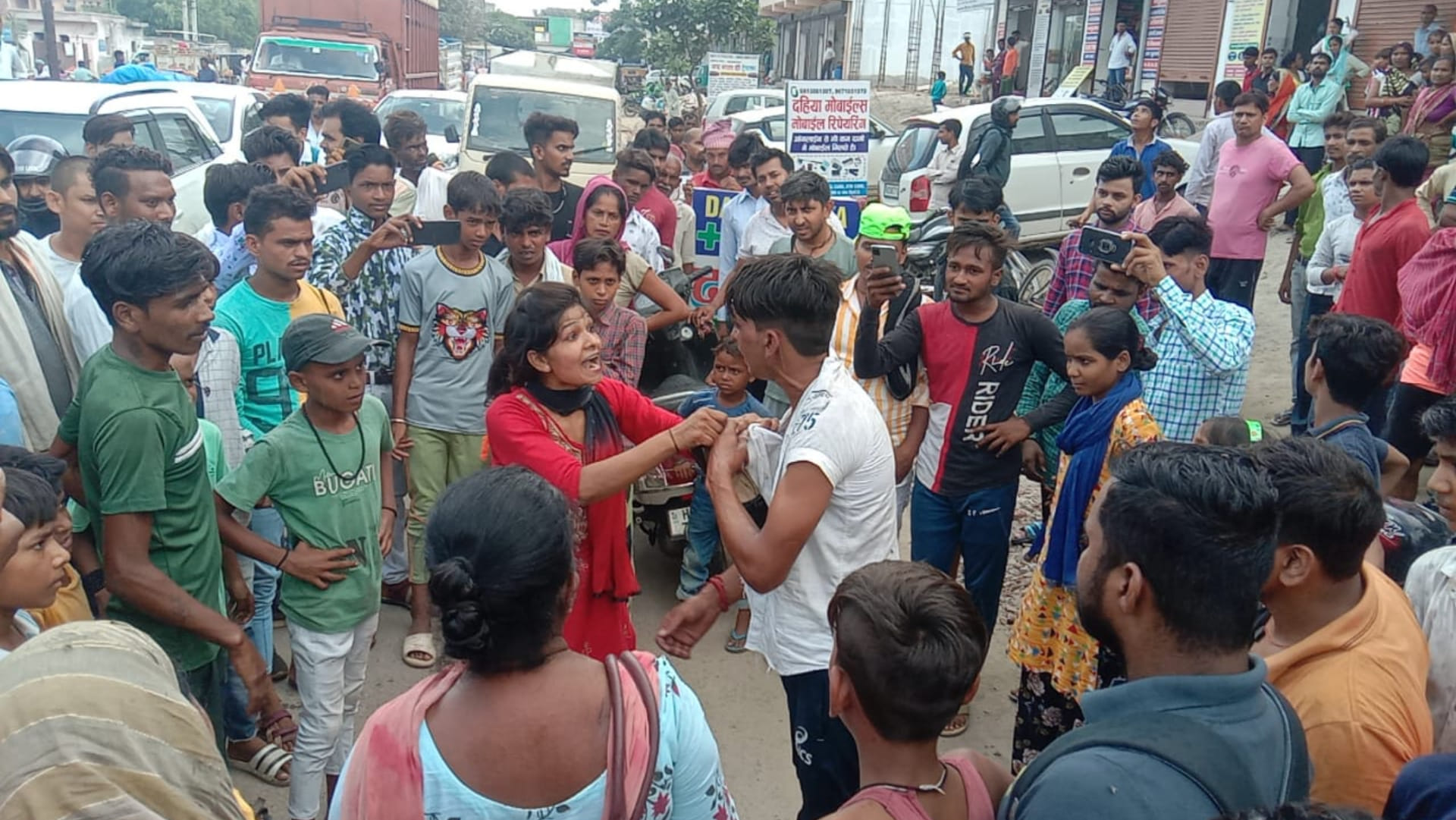 Woman beat up snatcher in Sonipat
