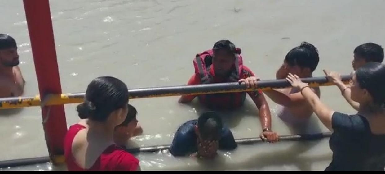 Kanwar Yatri: kanwariya submerged in strong flow of Ganga in Har Ki Paidi, water police saved