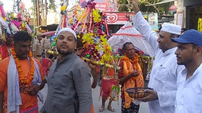 Kanwar Yatra: After birth of a daughter, Deepak brings Kanwar after lying 125 kilometers from Haridwar