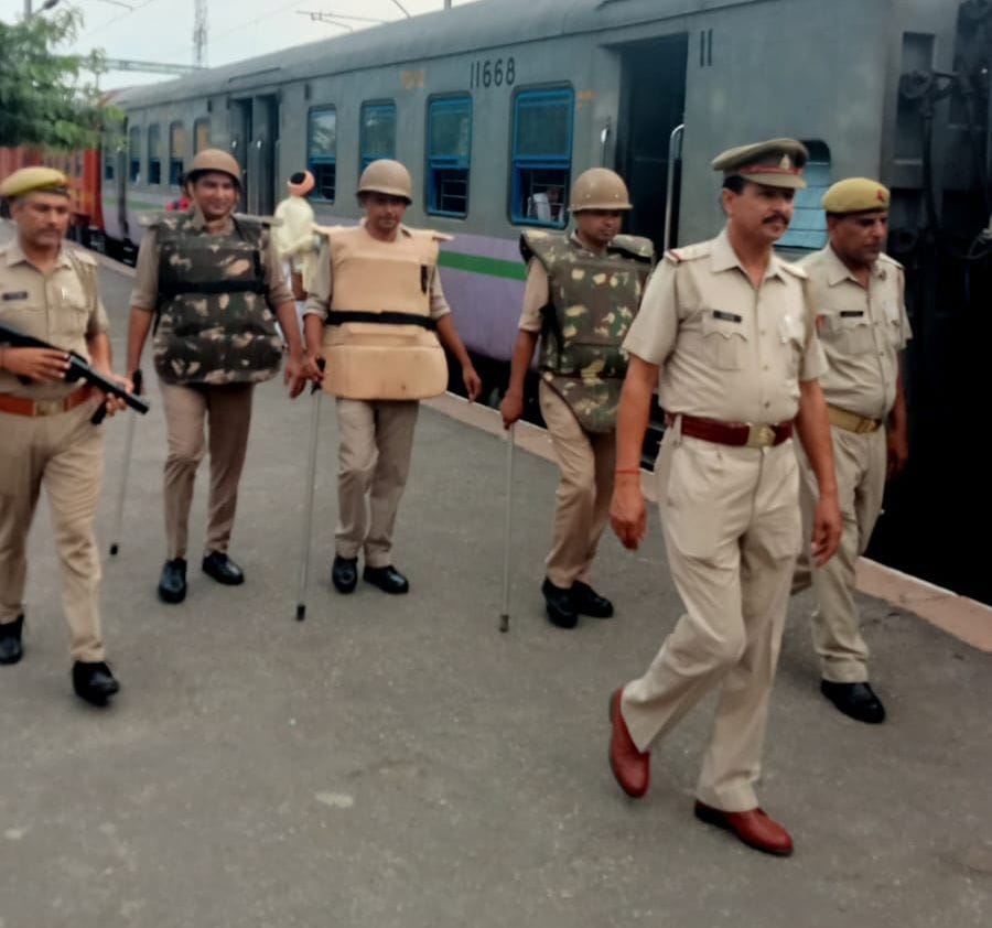 Police will remain in plain uniform for the safety of Kanwariyas in trains