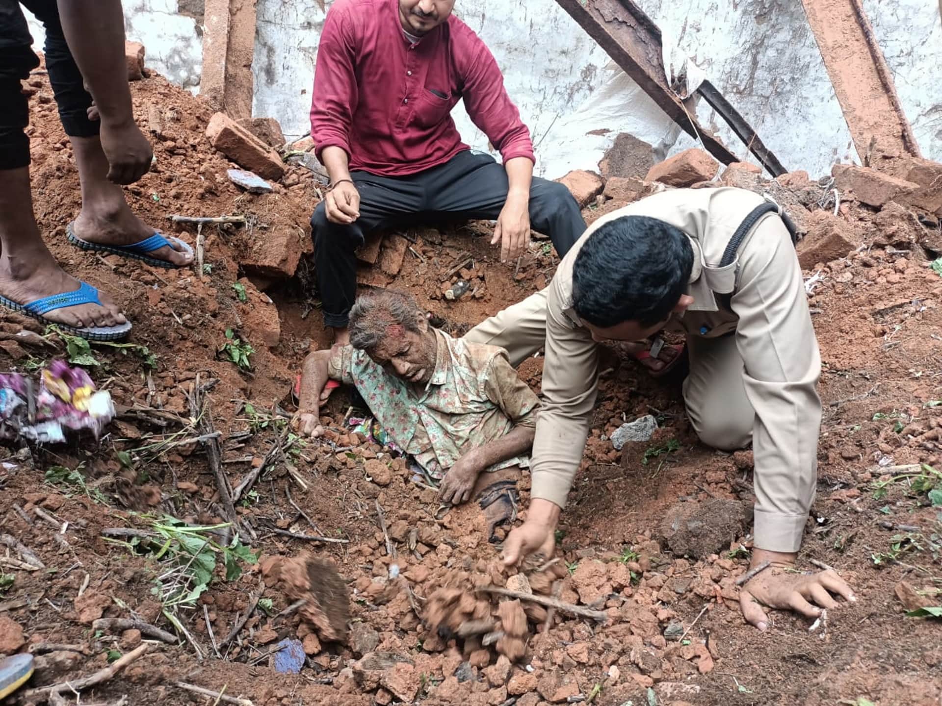 Accident in Uttarakhand: Roof of a dilapidated school collapsed in Roorkee, worker buried in Debris, See Photos