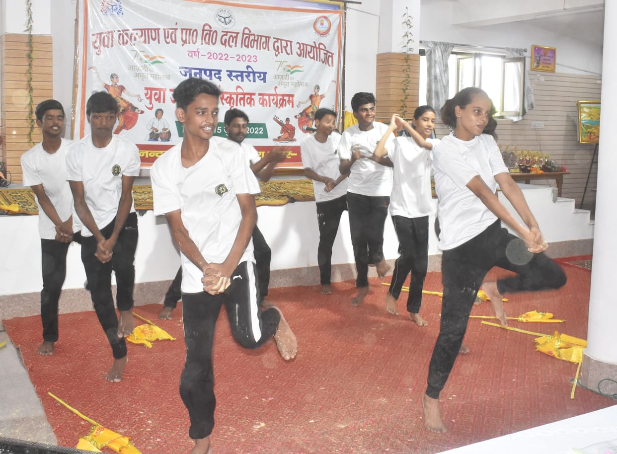 Unnao: Anushka in folk songs and Rising dance group topped in dance