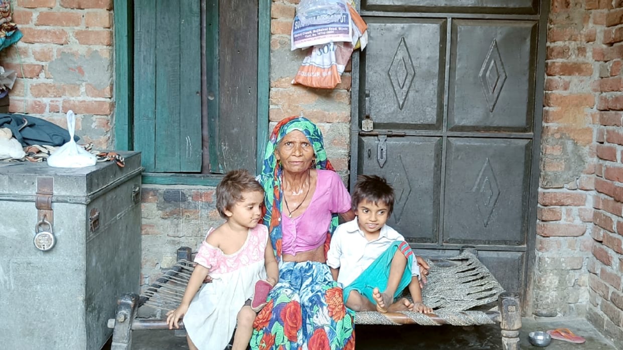 UP: No Electricity and water, Shakuntala does not even have food for two times,  forced to live by eating only one time