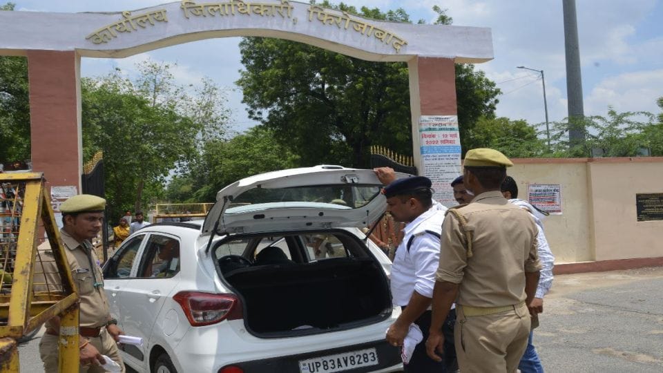 Rs 50 thousand reward for giving information about gangster who escaped from Agra court premises