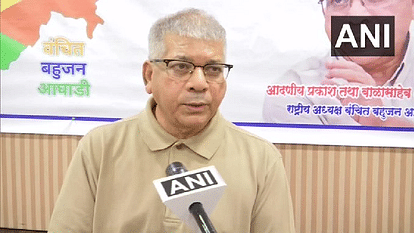 Maharashtra: प्रकाश आंबेडकर ने मनोज जरांगे के लिए उम्मीदवारी की मांग कर एमवीए में फंसाया सीट बंटवारे का पेंच Maharashtra: Prakash Ambedkar demands candidature for Manoj Jarange patil