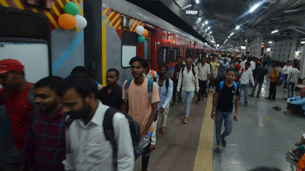 Prayagraj Express Birthday: On 38th anniversary, decorated for Delhi