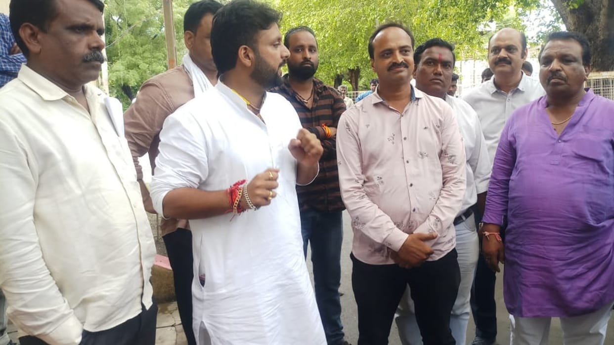 Congress accused of breaking the seal of the strong room door the collector inspected with the representatives in Ratlam