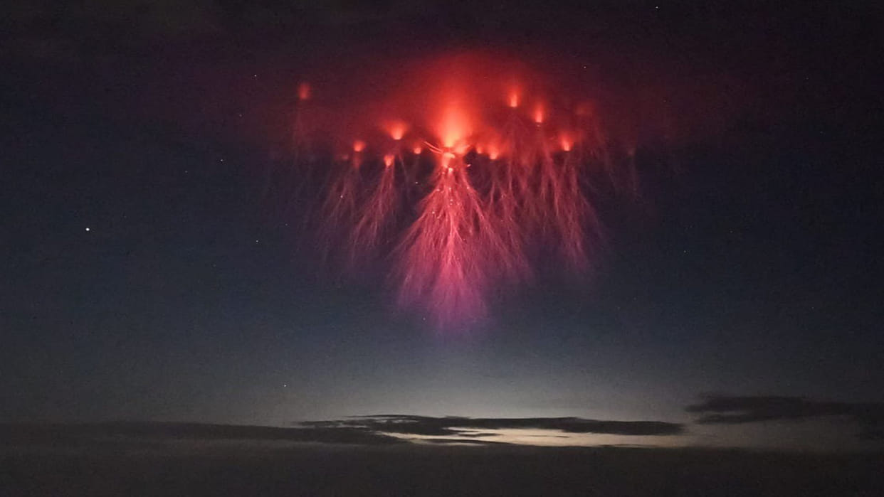 Know These Scientific Reasons Behind Red Lightning in the Sky All Details in Hindi