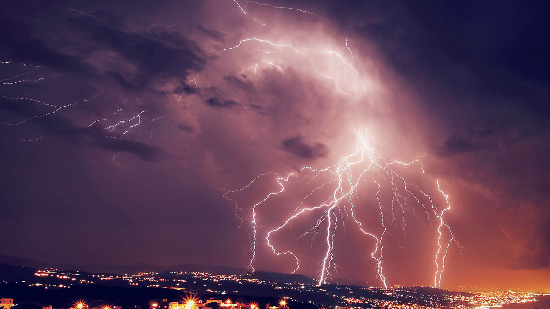 Know These Scientific Reasons Behind Red Lightning in the Sky All Details in Hindi