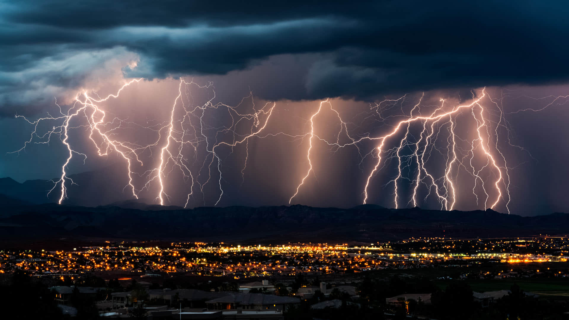 Know These Scientific Reasons Behind Red Lightning in the Sky All Details in Hindi