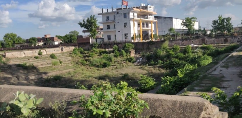 The dust flying in the fields, canals, ponds drying up in the savannah