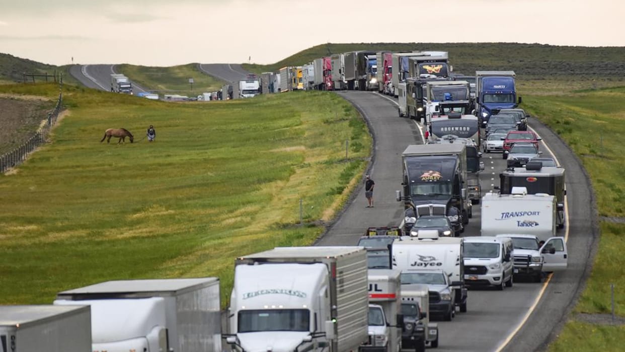 US Montana Hardin massive pileup on interstate 90 several dead and injured as rescue continues news in hindi
