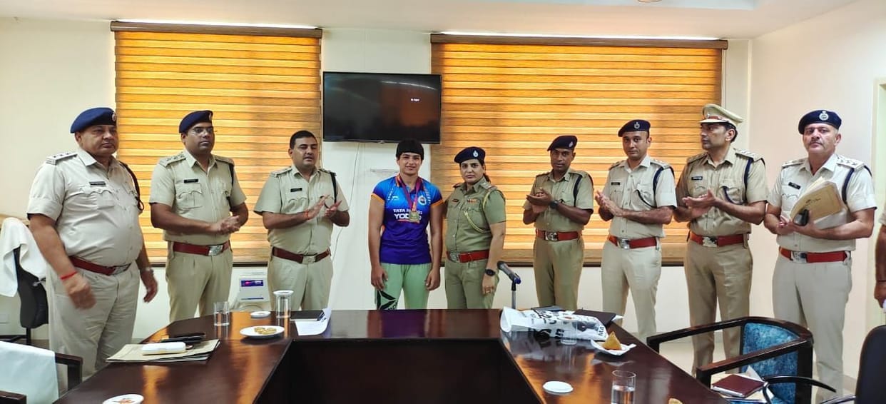 Police employee's daughter won silver medal in Junior Asian Championship, honored