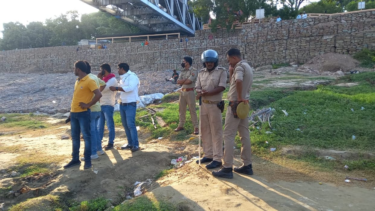young man first took his own photo then jumped in ganga Rajghat bridge in varanasi i