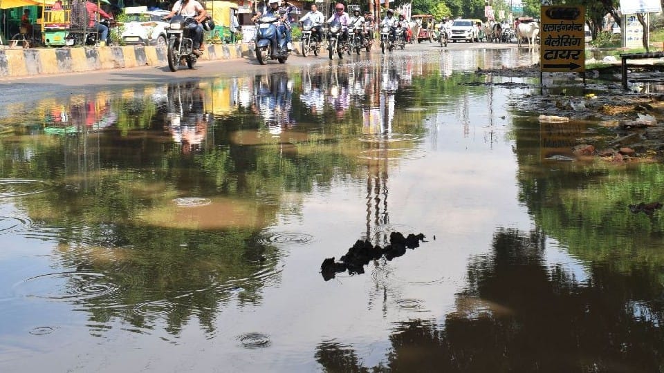 Waterlogging on roads and sewer overflow due to rain in agra
