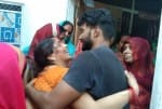 गांव दत्तू नगला में बेठे से लिपट कर रोती मां। संवाद