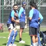 ऋषभ पंत से बात करते कोच द्रविड़ (बाएं) और ईशान किशन को टिप्स देते विराट (दाएं)