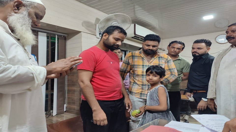innocent girl separated from parents at taj mahal
