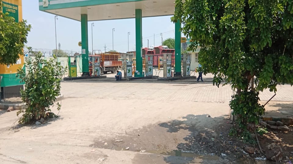 Valve leaks while refilling CNG pump agra hindi news