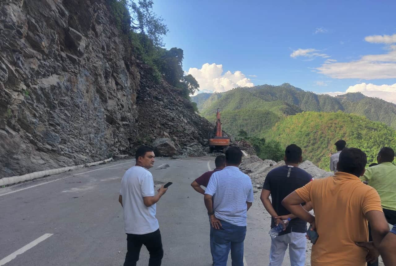 Stones and boulders fell due to rain and landslide, Rishikesh-Badrinath highway  opened after ten hours, See Photos