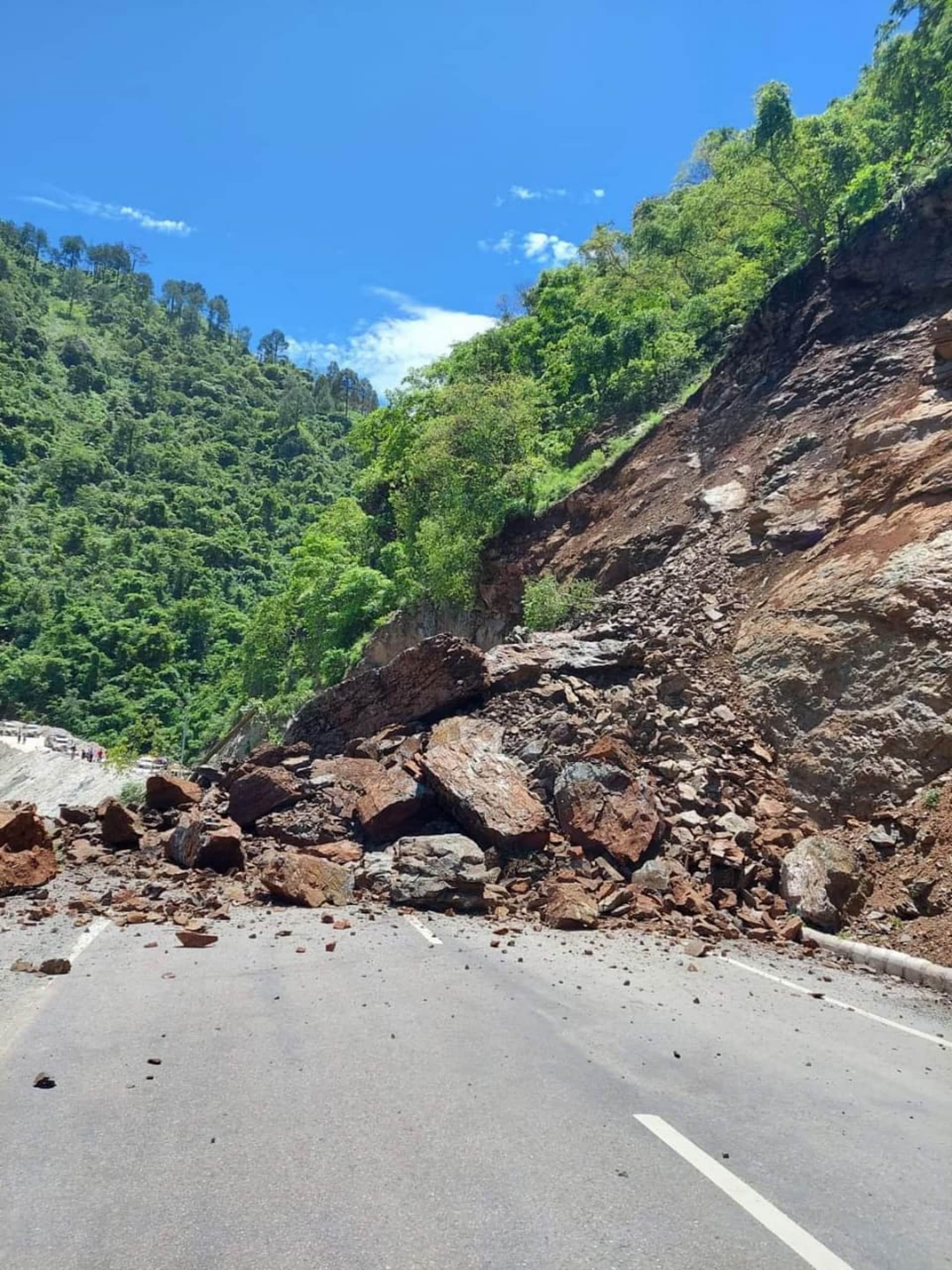 Stones and boulders fell due to rain and landslide, Rishikesh-Badrinath highway  opened after ten hours, See Photos