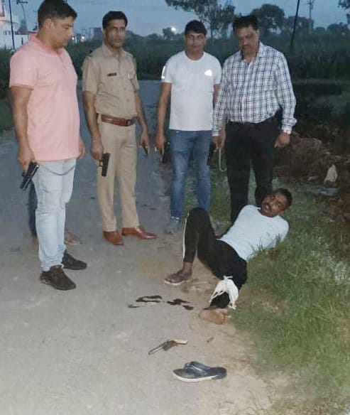 Robber injured after being shot in encounter, accomplice absconding