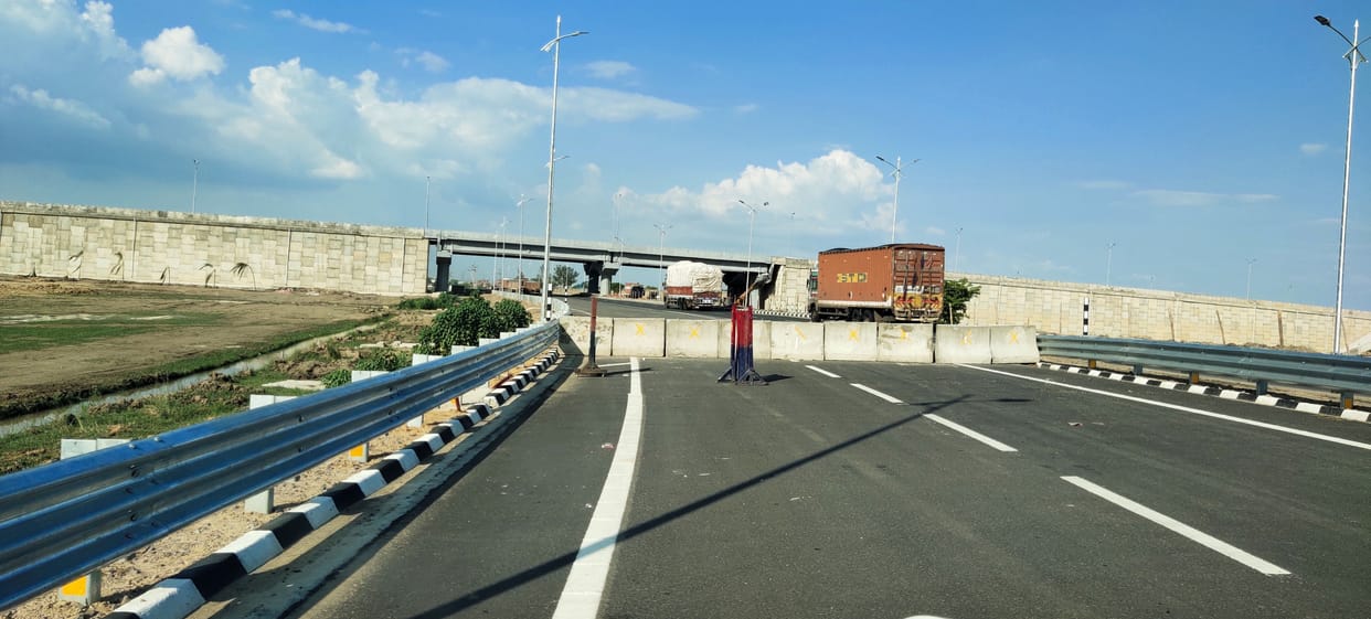Vehicles filled the expressway in the morning, closed after noon