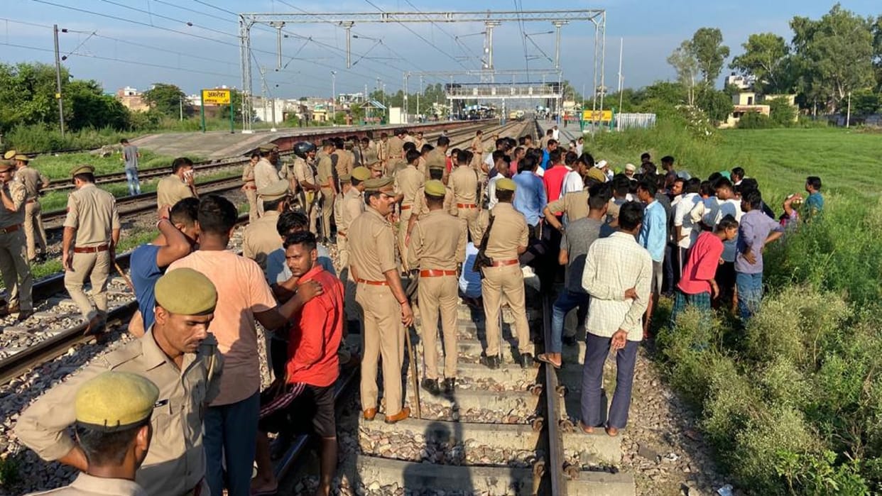 Dead body of submersible boring Mechanic found near railway station in amroha