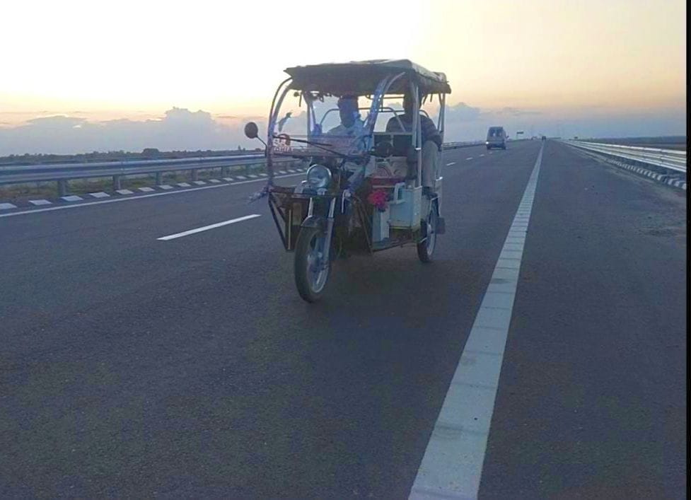 Chitrakoot: Expressway became a selfie point, vehicles started filling up, more than 100 luxury vehicles were seen going towards Banda, Mahoba and Etawah, a large number of people took the experience by riding cycles and e-rickshaws and bikes
