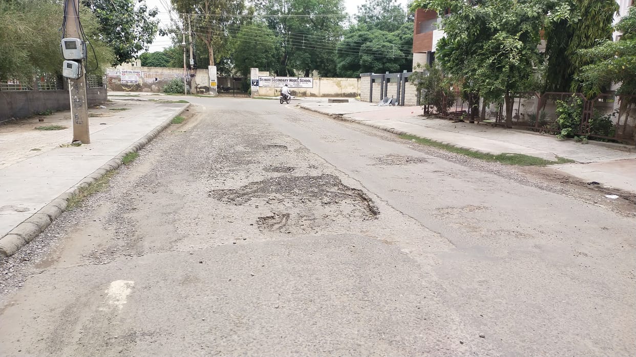 The new government in the city is not able to accelerate the pace of development.