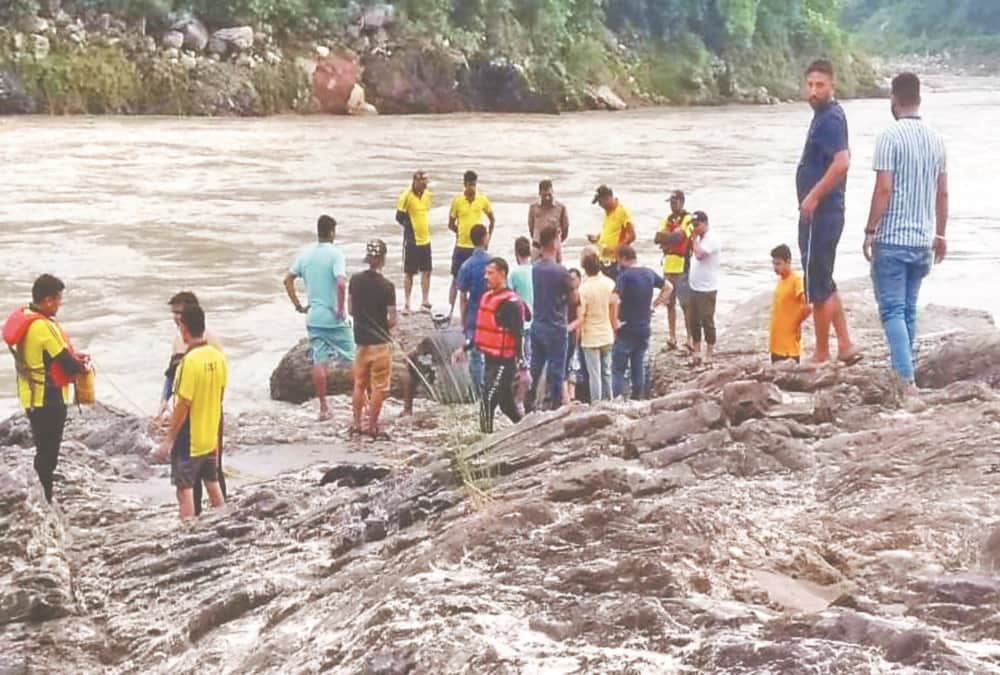 Rishikesh News: Three friends drowned into ganga river during Birthday party photos