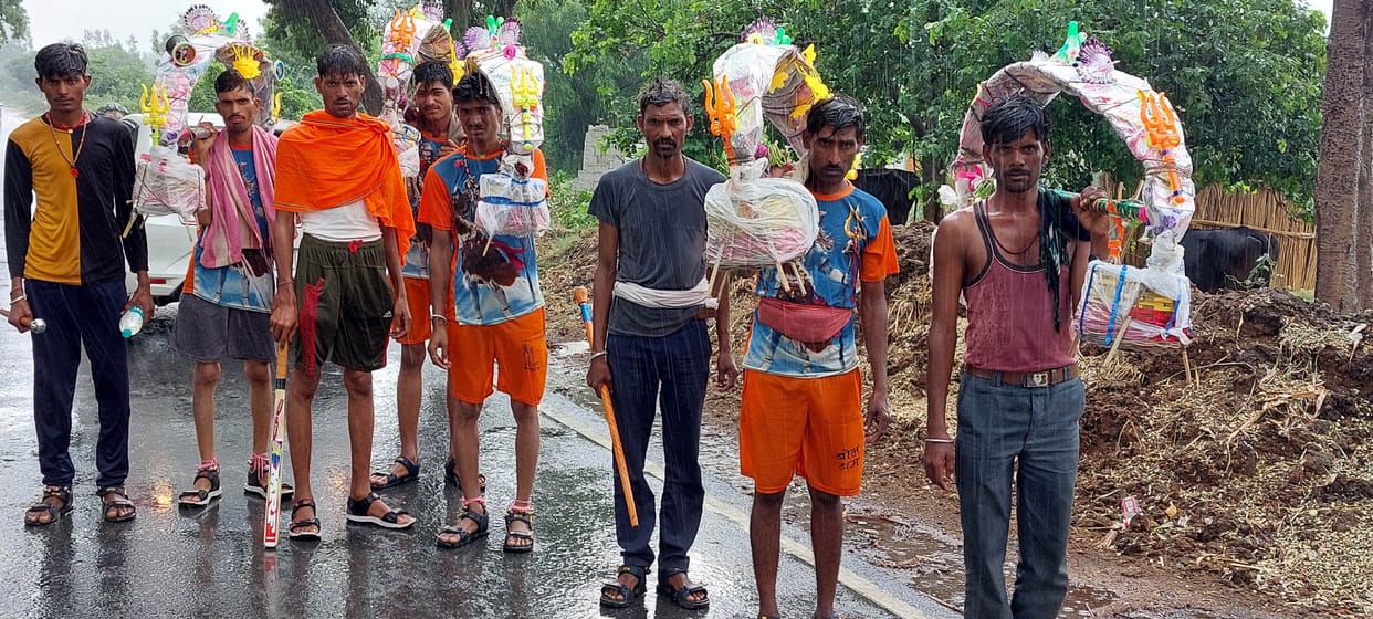 Hathras: regardless of the sun and rain, the kanwariyas are moving towards the floor