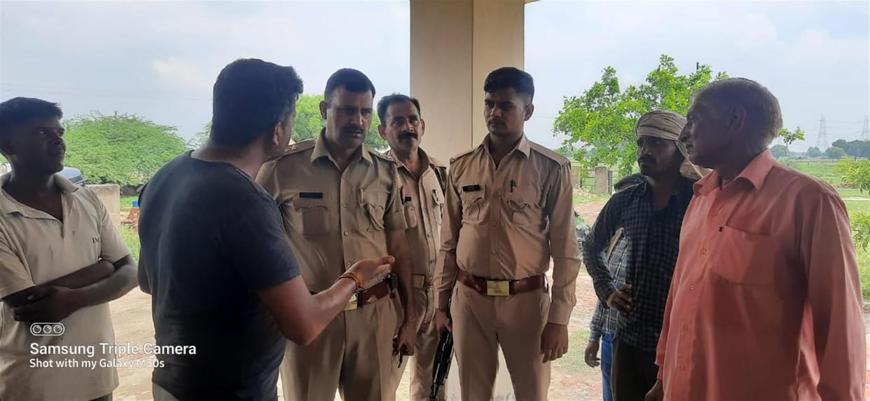 Hathras: Angry villagers put locks on the power house, uproar due to power cut