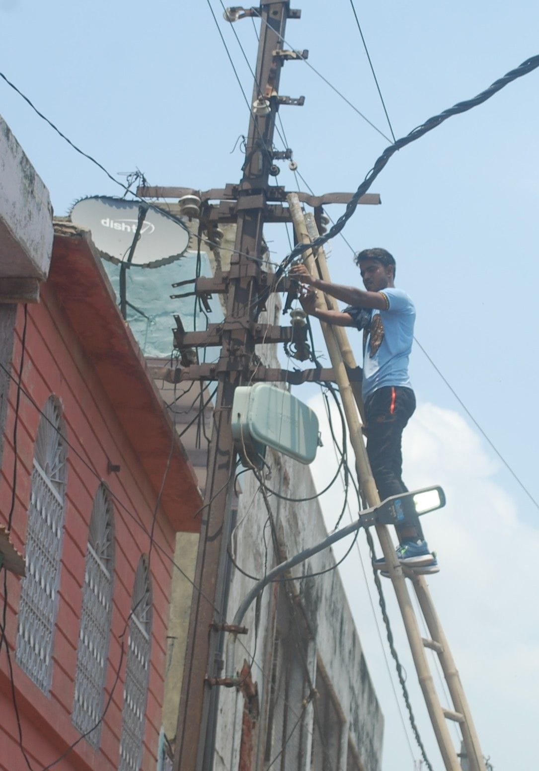 Hathras: Lightning played a game of eyeballs in the rain